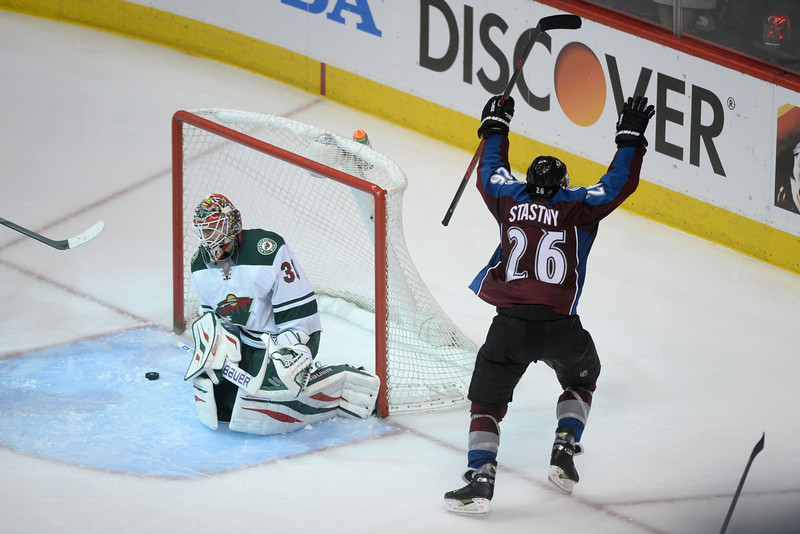 Stastny strieľa víťazný gól v predĺžení play-off proti Minnesote