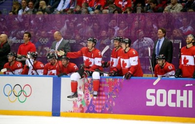 Mat Duchene sleduje zo striedačky vývoj zápasu proti USA