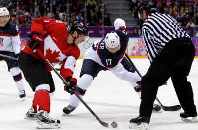 Duchene na vhadzovaní proti americkému centrovi