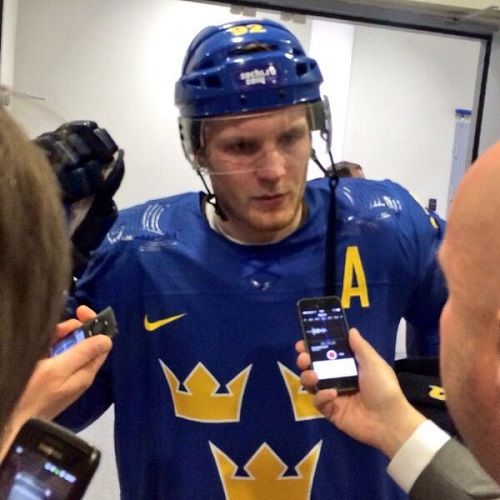 Gabriel Landeskog dáva po rozhovore po výhre Švédska nad Českou Republikou
