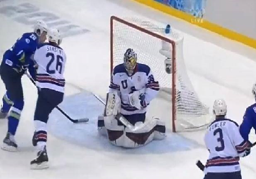 Paul Stastny v defenzívnej činnosti proti Slovinsku