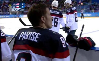 Paul Stastny v pozadí, záber na kapitána USA Pariseho