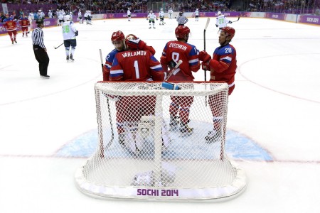 Semyon Varlamov a ruský tím oslavujú výhru nad Slovinskom
